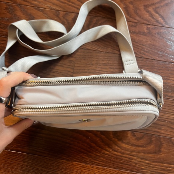 lululemon athletica gray silver crossbody shoulder bag with dual pockets - Picture 3 of 7